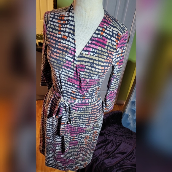 Gap Understated Sexy Graphic Print Wrap Dress - Picture 4 of 4